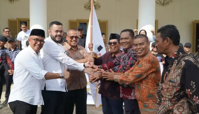 Sumbar Lepas 28 Peserta Pesparawi ke Manokwari Papua Barat
