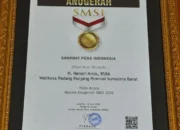 wali-kota-padang-panjang-terima-penghargaan-sahabat-pers-dari-smsi