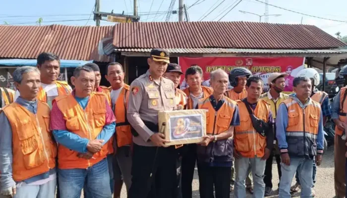 Polres Dharmasraya Salurkan Sembako kepada Komunitas Ojek Pulau Punjung