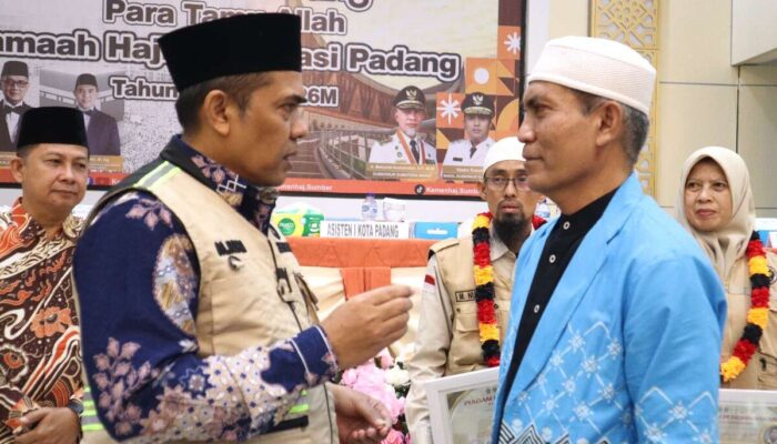 UEA Salurkan Bantuan untuk 33 Jemaah Haji Sumbar Korban Banjir Bandang