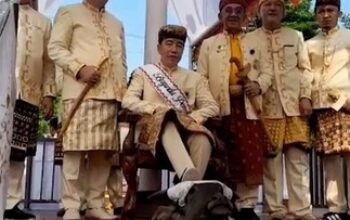 momen-jokowi-terima-gelar-baginda-pemuka-bangsa-di-lampung