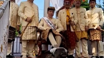 momen-jokowi-terima-gelar-baginda-pemuka-bangsa-di-lampung