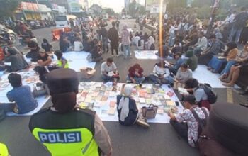 aksi-mahasiswa-se-banyumas-raya,-gelar-mimbar-bebas-lapak-baca-buku