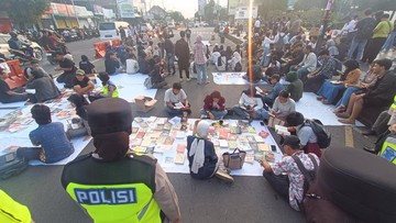 aksi-mahasiswa-se-banyumas-raya,-gelar-mimbar-bebas-lapak-baca-buku