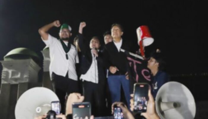 Aksi Dasco Naik Mobil Komando, Teriakkan Hidup Rakyat Indonesia