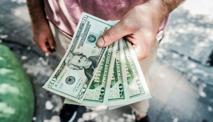 Rupiah Melemah Hampir Sentuh Rp 18.000 per Dollar