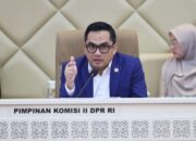 Ketua Komisi II DPR RI Rifqinizamy Karsayuda, saat memimpin Rapat Dengar Pendapat (RDP) Komisi II DPR RI bersama Ketua KPU dan Ketua Bawaslu dengan agenda pembahasan Rencana Kerja dan Anggaran Kementerian/Lembaga serta Rencana Kerja Pemerintah Tahun 2027 yang digelar di Ruang Rapat Komisi II, Gedung Nusantara DPR RI, Senayan, Jakarta, Senin (15/6/2026). Foto: Septamares/Karisma