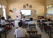 Kementerian Pendidikan Dasar dan Menengah (Kemendikdasmen) melalui penguatan Program Digitalisasi Pembelajaran di Kabupaten Teluk Bintuni, Papua Barat, yang menjadi salah satu wilayah prioritas penerima bantuan perangkat pembelajaran digital. Foto: Dok Kemendikdasmen