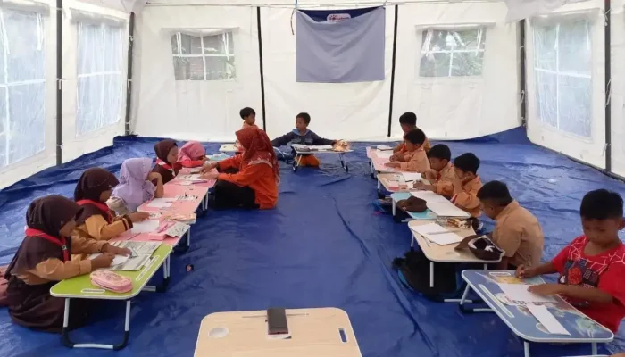 Pemerintah Percepat Rehabilitasi Sekolah agar Siswa Tak Lagi Belajar di Tenda