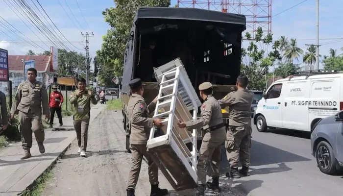 Satpol PP Padang Tertibkan Pedagang Kaki Lima yang Mengokupasi Fasilitas Umum