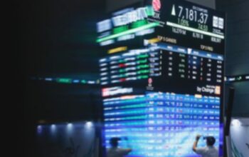 IHSG Menguat Tipis, Rupiah Melemah Jelang Penutupan Akhir Pekan