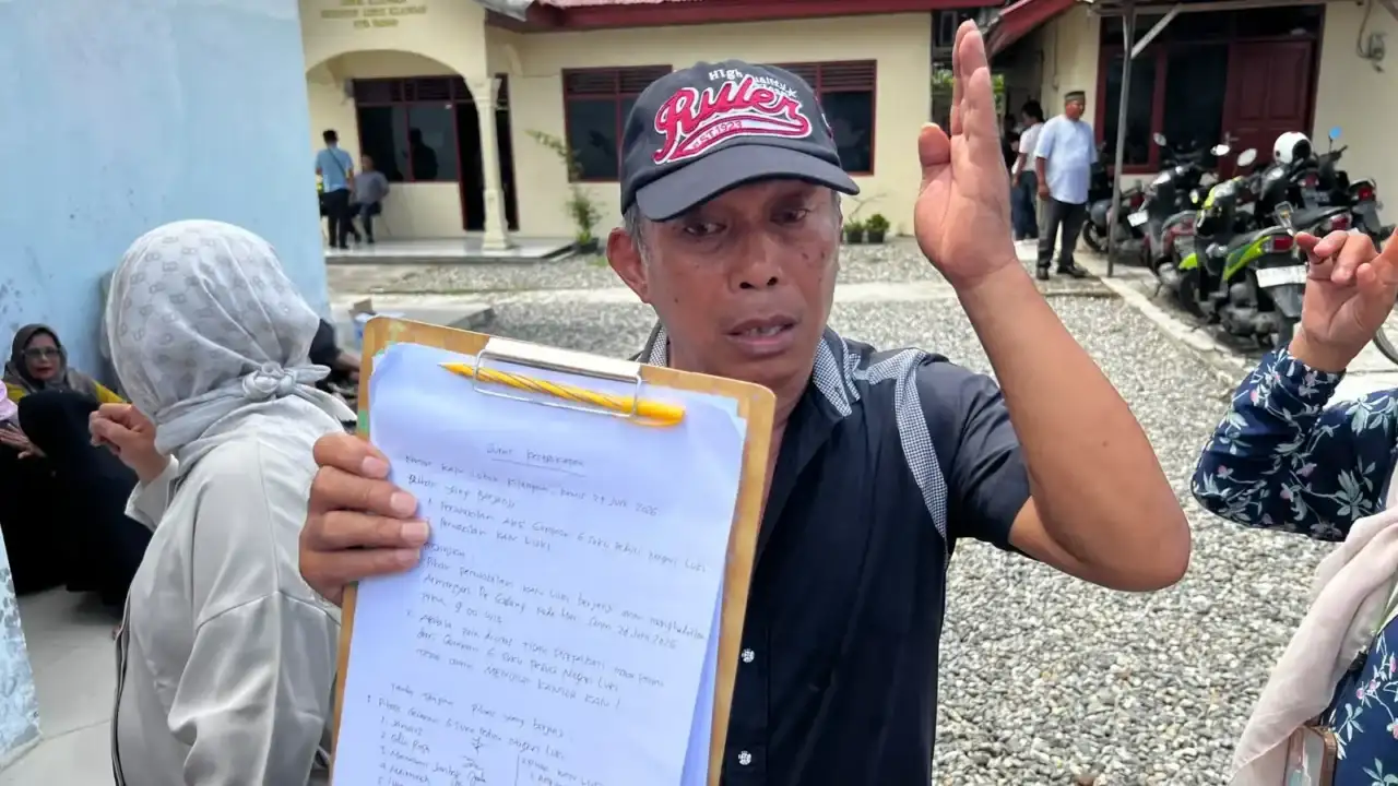 Koordinator aksi, Jamalus saat aksi di Kantor KAN Lubuk Kilangan, Senin (29/6/2026. Foto : Ija Aldi