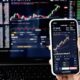 Suasana layar monitor yang menampilkan grafik perdagangan saham di Bursa Efek Indonesia
