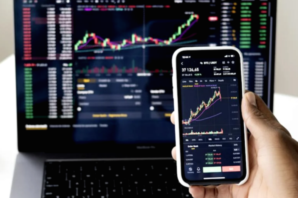 Suasana layar monitor yang menampilkan grafik perdagangan saham di Bursa Efek Indonesia