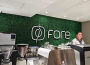 Suasana gerai Fore Coffee dengan logo perusahaan yang terlihat jelas di area perkantoran Jakarta.