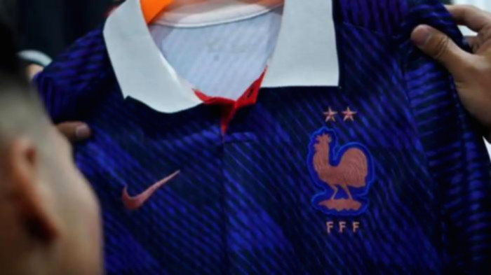Didier Deschamps saat memimpin sesi latihan timnas Prancis di lapangan sepak bola.