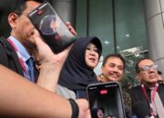 sidang-perdana-kasus-ijazah-jokowi,-dokter-tifa-dikawal-25-advokat
