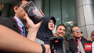 sidang-perdana-kasus-ijazah-jokowi,-dokter-tifa-dikawal-25-advokat