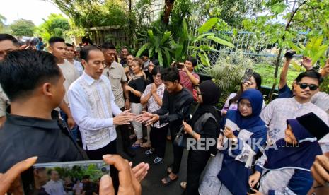 jokowi:-jika-dipanggil-hakim,-saya-hadir-dan-tunjukkan-ijazah-sd-sampai-s1