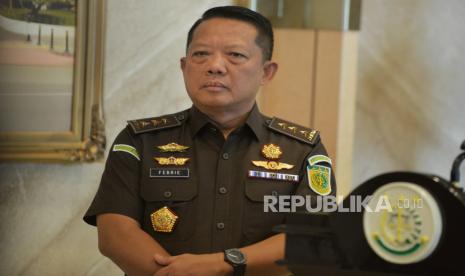 rumah-jampidsus-dijaga-ketat-tni-pascapenggeledahan-polisi-di-sebuah-restoran-dan-money-changer