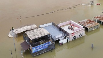 jembatan-apung-canggih-evakuasi-ribuan-warga-china-terjebak-banjir