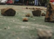 bentrok-di-adonara-timur:-1-tewas,-12-rumah-terbakar