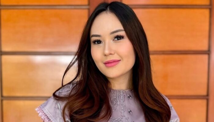 Tolak Upaya Damai, Sarah Gibson Buang Bunga Permintaan Maaf Sang Suami