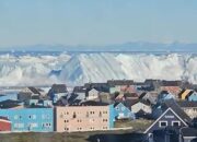 detik-detik-mencekam-gunung-es-raksasa-di-greenland-terbalik