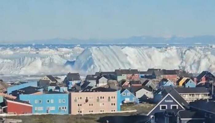 Gunung Es Raksasa di Ilulissat Terbalik dan Picu Ombak Kuat