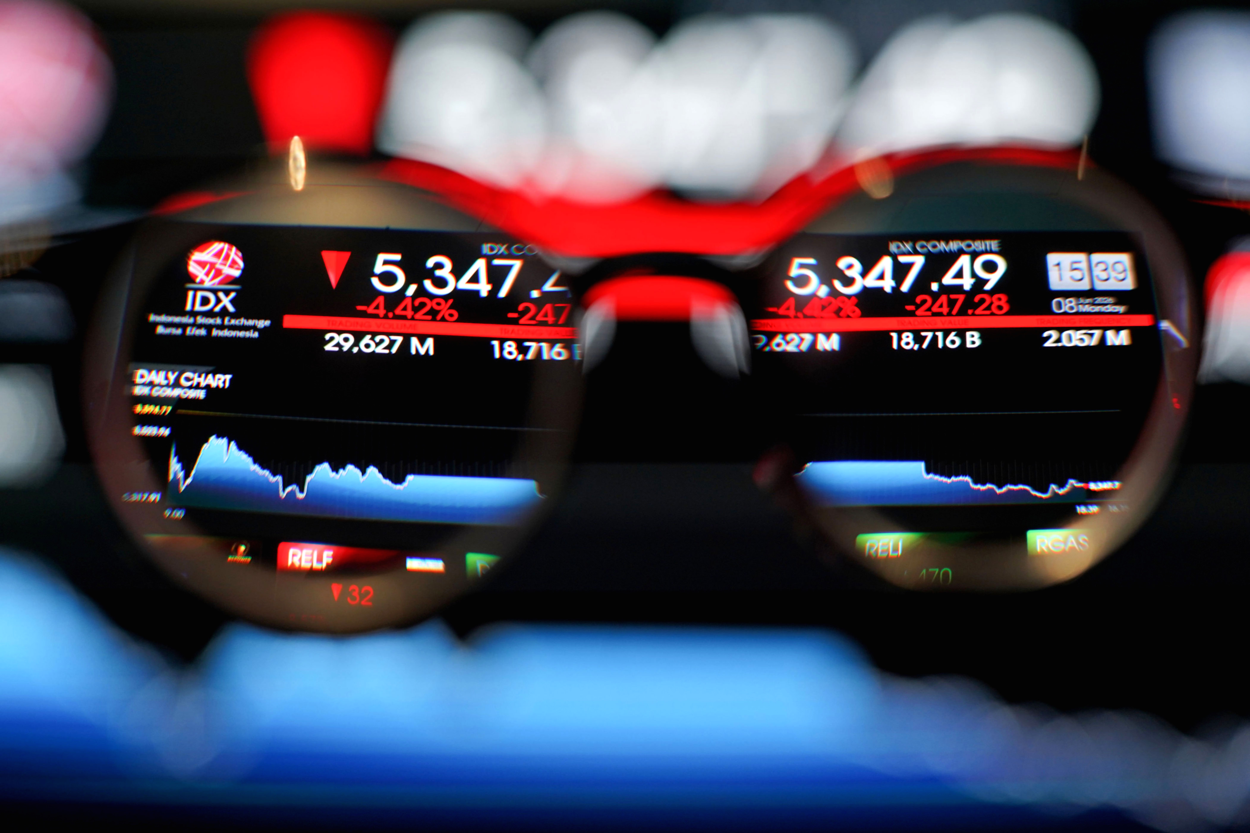 Grafik pergerakan Indeks Harga Saham Gabungan di layar monitor bursa efek