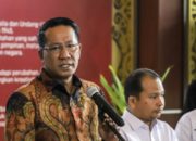 Menteri Hukum Supratman Andi Agtas saat memberikan keterangan pers terkait kebijakan baru pelepasan status WNI.