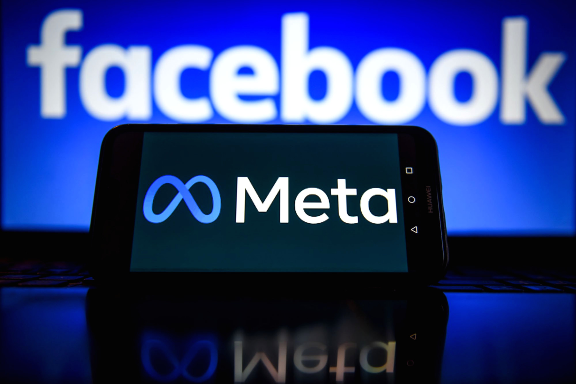 Logo Meta terpampang di gedung perkantoran dengan latar belakang pusat data teknologi