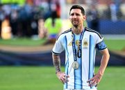 Lionel Messi mengenakan jersey tim nasional Argentina dengan ekspresi reflektif