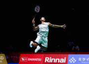 Alwi Farhan melakukan pukulan smash saat bertanding melawan Alex Lanier di Japan Open 2026.