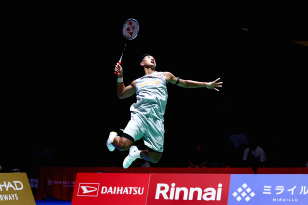 Alwi Farhan melakukan pukulan smash saat bertanding melawan Alex Lanier di Japan Open 2026.