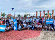 Pemain Timnas Argentina membentangkan spanduk Las Malvinas son Argentinas di lapangan usai laga melawan Inggris.