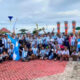 Pemain Timnas Argentina membentangkan spanduk Las Malvinas son Argentinas di lapangan usai laga melawan Inggris.