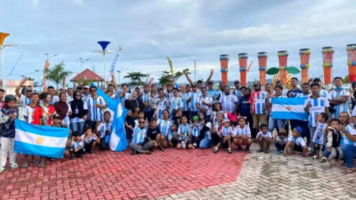 Pemain Timnas Argentina membentangkan spanduk Las Malvinas son Argentinas di lapangan usai laga melawan Inggris.