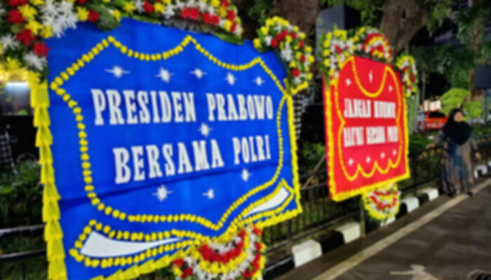 Karangan Bunga Dukungan Hiasi Polda Metro di Tengah Pengusutan Blackout