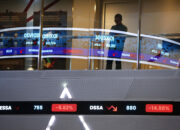 Grafik pergerakan Indeks Harga Saham Gabungan di layar monitor bursa efek