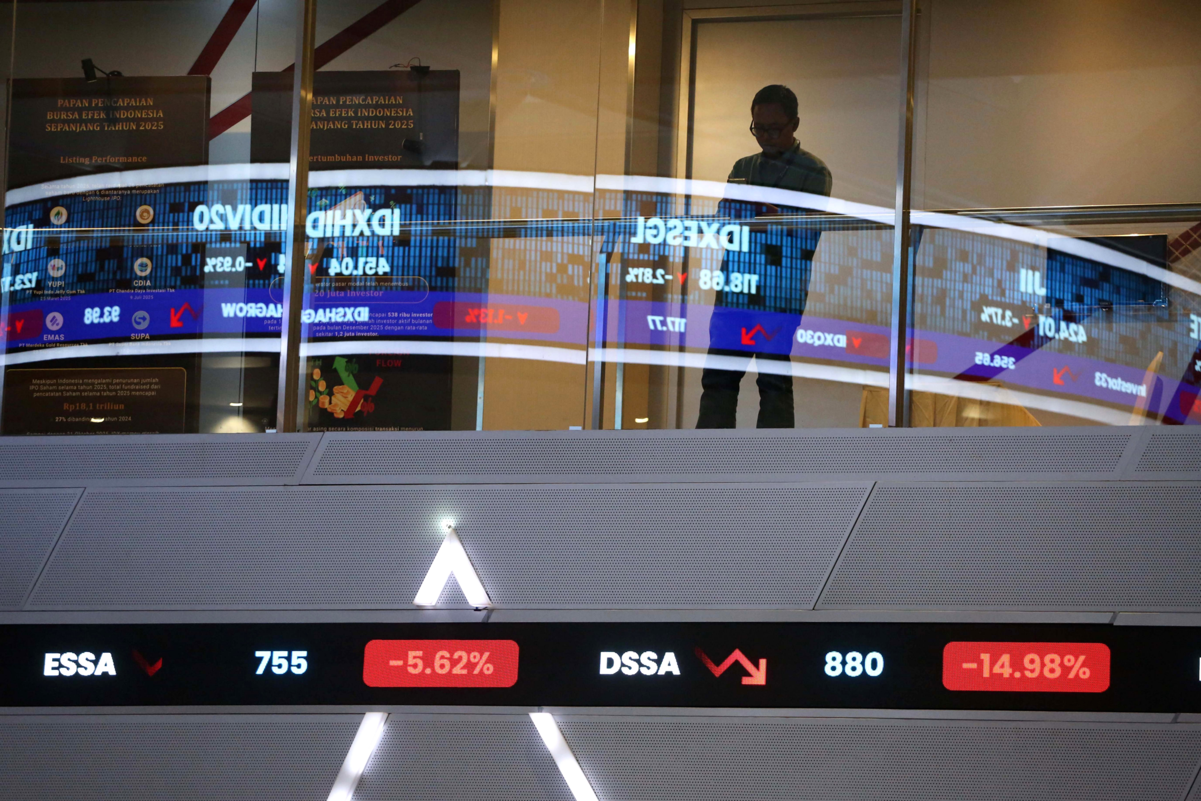 Grafik pergerakan Indeks Harga Saham Gabungan di layar monitor bursa efek