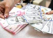 Grafik pergerakan nilai tukar rupiah terhadap dolar AS di layar monitor perdagangan pasar uang.