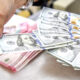 Grafik pergerakan nilai tukar rupiah terhadap dolar AS di layar monitor perdagangan pasar uang.