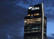 Logo PT Astra International Tbk di gedung perkantoran dengan latar belakang langit cerah