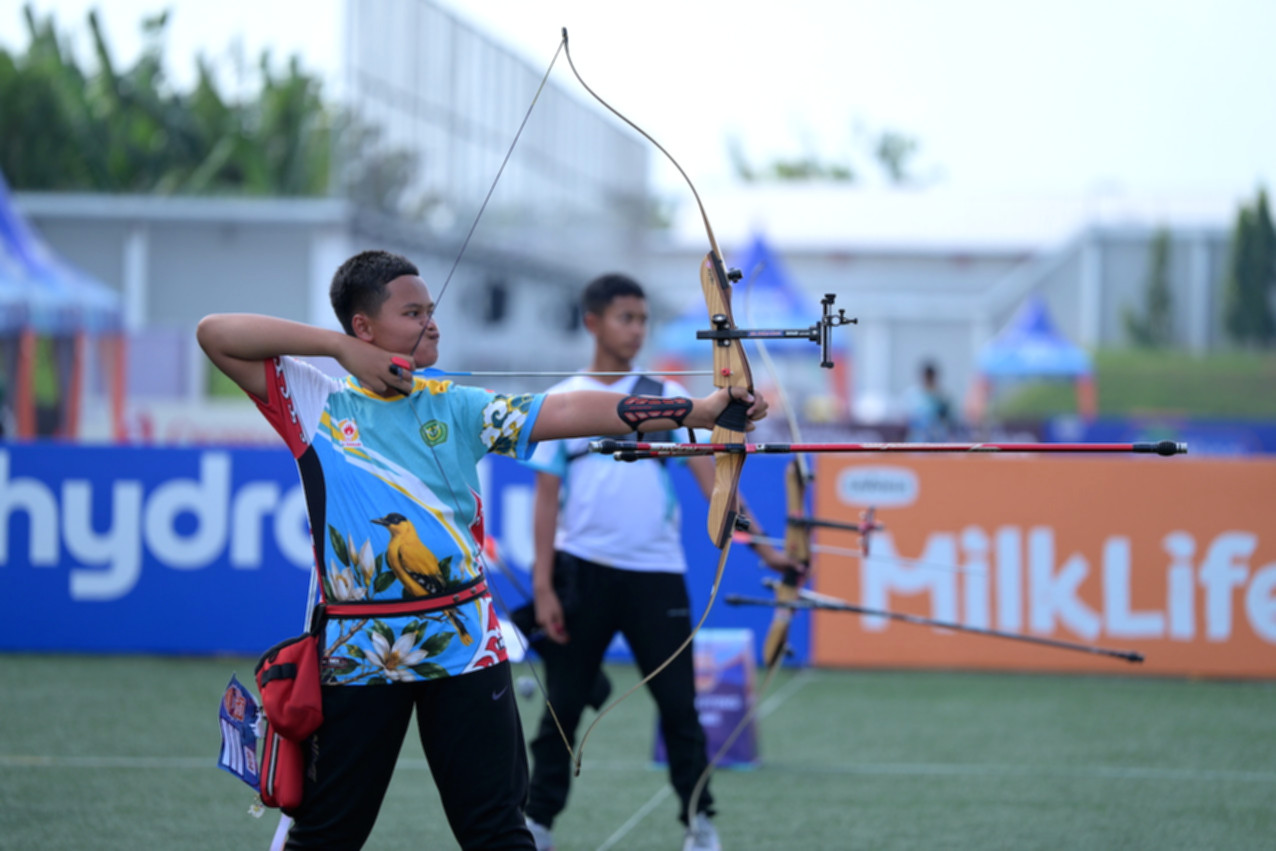 Atlet panahan kontingen Jawa Tengah merayakan kemenangan sebagai juara umum Kejurnas Panahan Junior 2026 di Kudus.