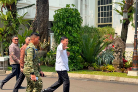 Presiden Prabowo Subianto memimpin rapat terbatas bersama para menteri Kabinet Merah Putih di Istana Negara.