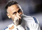 Neymar mengenakan seragam tim nasional Brasil saat bertanding di lapangan hijau