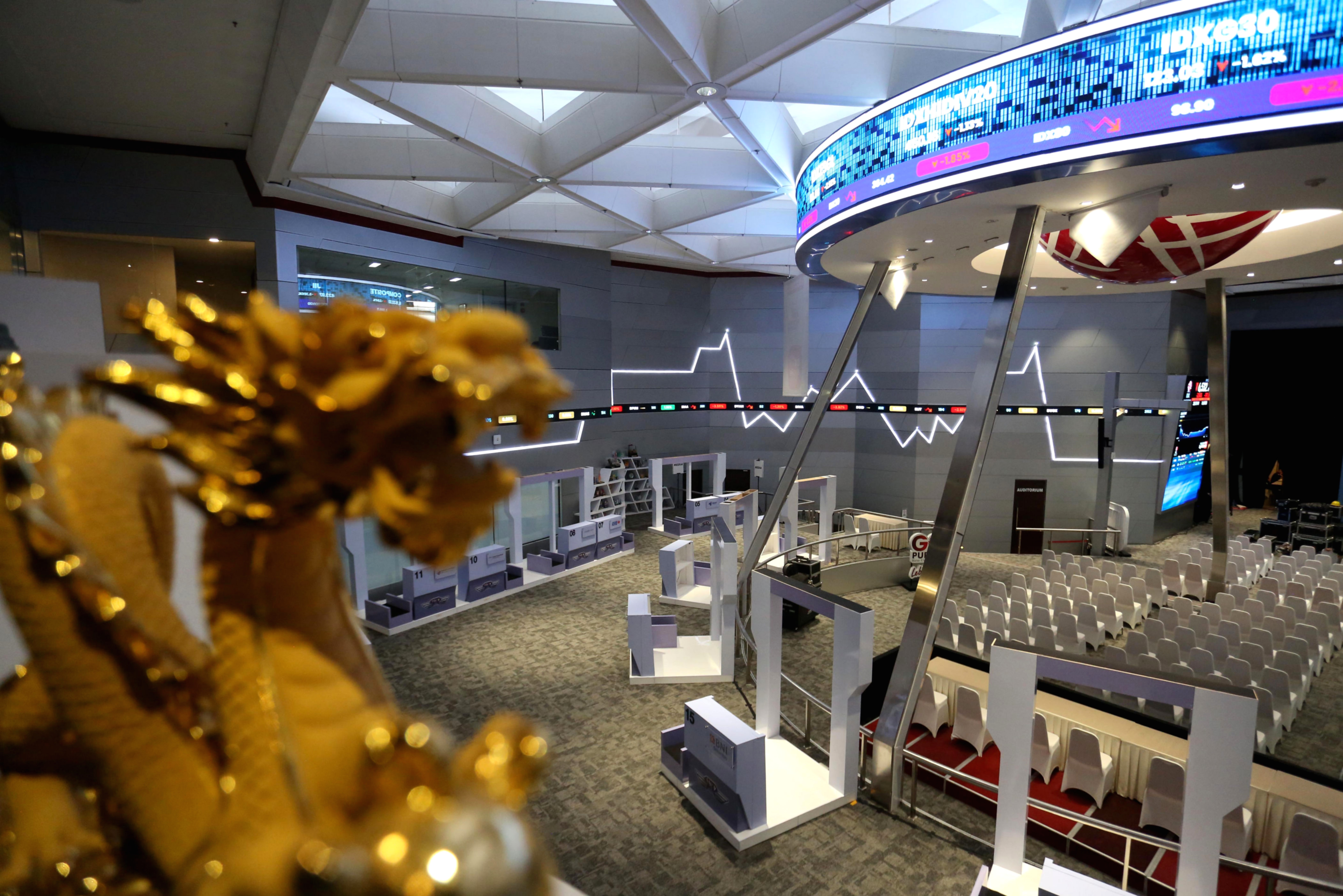 Layar monitor perdagangan saham yang menampilkan kenaikan indeks IHSG di Bursa Efek Indonesia