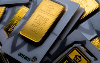 Harga Emas Antam Hari Ini Turun Rp15.000 per Gram