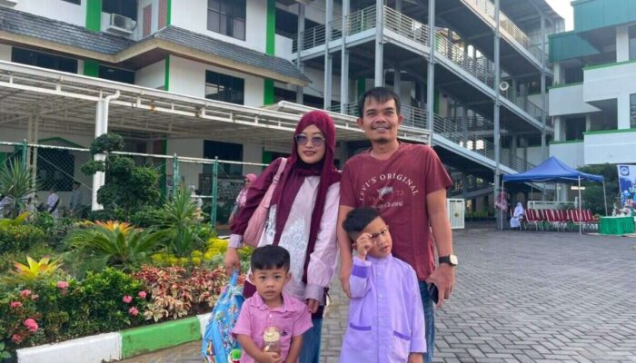 Respons Positif, Para Ayah di Padang Antar Anak di Hari Pertama Sekolah